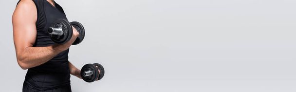 Обрізаний вид тренування спортсмена з гантелями ізольовані на сірому, банер
  - Фото, зображення