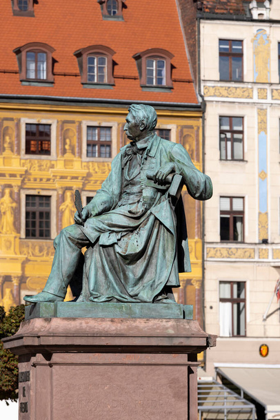 Breslavia, Polonia - 30 settembre 2021: Aleksander Fredro Monument, scultura in bronzo nella piazza principale. Il monumento fu progettato dallo scultore Leonard Marconi nel 1897 a Leopoli - Foto, immagini