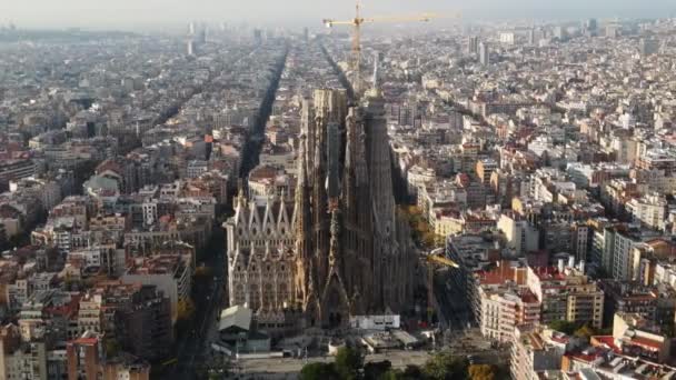 Luchtdrone zicht op Barcelona, Spanje. Blokken met meerdere woongebouwen en de Sagrada Familia - Video