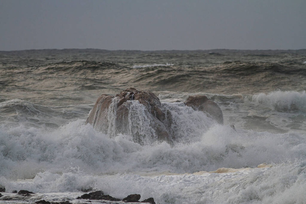 Πέτρες από το βόρειο πορτογαλικό κόστος πλημμυρισμένες από θυελλώδη κύματα - Φωτογραφία, εικόνα
