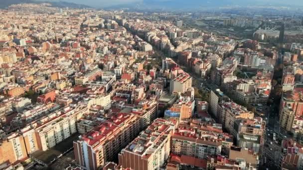 Veduta aerea drone di Barcellona, Spagna. Blocchi con più edifici residenziali, strade con auto - Filmati, video