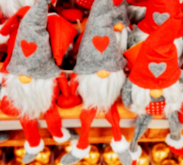 Jouets farcis drôles gnomes sont assis sur une étagère dans un magasin. Foire de Noël. Concentration sélective - Photo, image