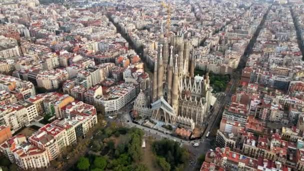 Veduta aerea drone di Barcellona, Spagna. Blocchi con più edifici residenziali e Sagrada Familia - Filmati, video