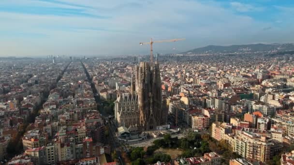 Вид с воздуха на Барселону, Испания. Блоки с несколькими жилыми зданиями и Sagrada Familia - Кадры, видео