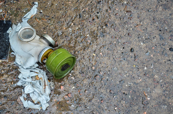Стара покинута протигаз проти радіації лежить на землі і гниє в Прип "яті, Чорнобильська зона відчуження, Україна. - Фото, зображення