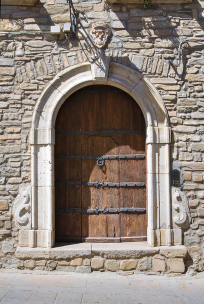 drzwi drewniane. Guardia perticara. Basilicata. Włochy. - Zdjęcie, obraz