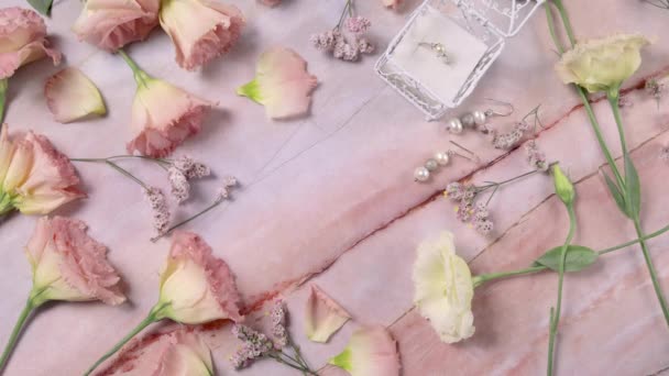 La mano pone SI Hago tarjeta en una mesa de mármol cerca de flores rosadas de cerca - Metraje, vídeo