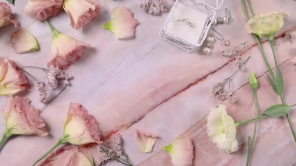 Copier l'espace entre les fleurs roses sur une table en marbre rose vue du dessus - Séquence, vidéo