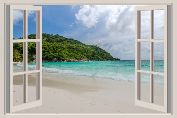 A janela aberta, com vista para o mar
 - Foto, Imagem