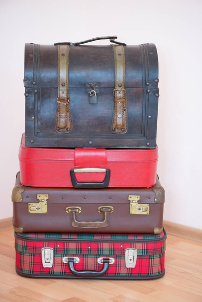 Trois valises vintage et un coffre - Photo, image