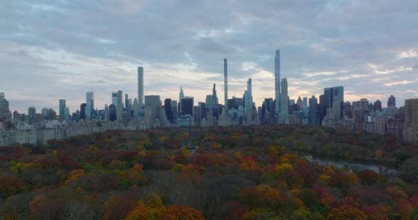 Széles panoráma nyílik a felhőkarcolók körülvevő Central Park. Visszafelé tárja fel a turisztikai látványosságok között őszi színes fák. Manhattan, New York City, Amerikai Egyesült Államok - Felvétel, videó