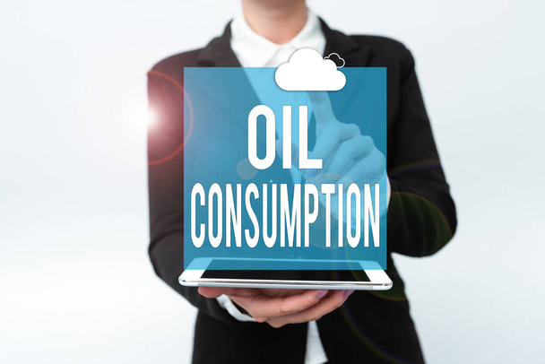 Handschriftlicher Text Ölverbrauch. Konzeptfoto Dieser Eintrag gibt den Gesamtverbrauch an Öl in Barrel pro Tag an. - Foto, Bild