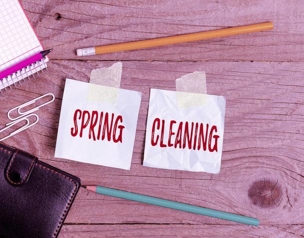 A tavaszi nagytakarítás kijelzése. Koncepció azt jelenti, gyakorlat alaposan takarítás ház a tavaszi kijelzőjén különböző színű matrica Megjegyzések rendezett lapos Lay háttér - Fotó, kép