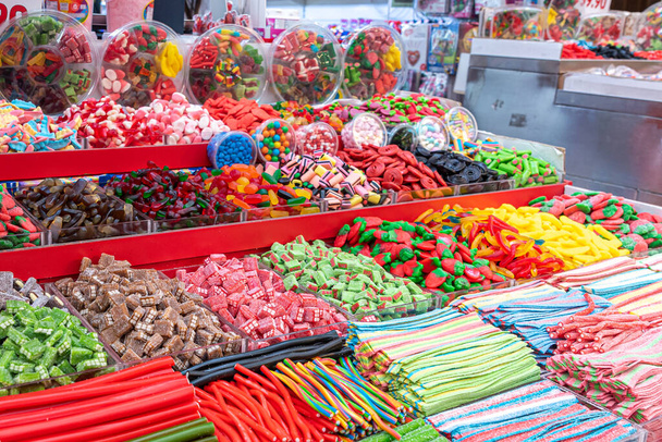 Verschiedene bunte Süßigkeiten auf dem Mahane Yehuda Markt in Jerusalem, Israel. - Foto, Bild