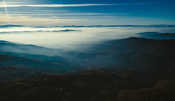 Vista sulle montagne con nebbia sopra. Splendida vista con cielo blu, sole splendente e nuvole bianche. Natura bulgara. - Foto, immagini