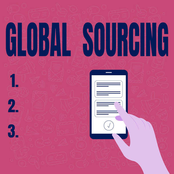 Teksten met Global Sourcing. Business overview praktijk van sourcing uit de wereldwijde markt voor goederen Illustratie van de hand met behulp van Smart Phone SMS Nieuwe belangrijke berichten. - Foto, afbeelding