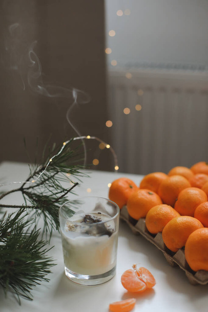 Karácsonyi háttér fenyő ágak és mandarin. Boldog karácsonyt és boldog új évet üdvözlőkártyát! - Fotó, kép