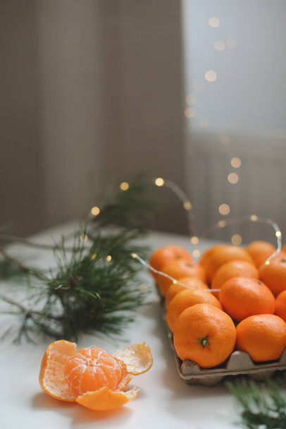 Vánoční pozadí s jedlovými větvemi a mandarinkami. Veselé Vánoce a šťastný Nový rok přání - Fotografie, Obrázek