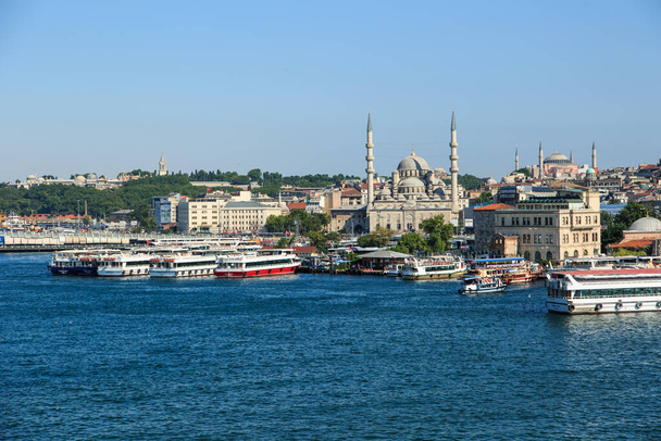Gouden Hoorn uitzicht met Yeni Cami (Nieuwe Moskee) en rondvaartboten, Istanbul-Turkiye. - Foto, afbeelding