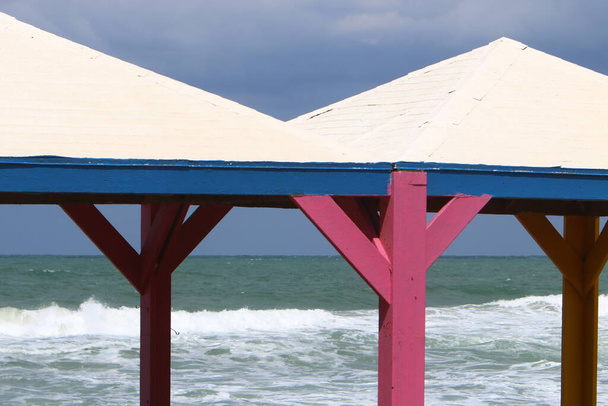 Канопія, щоб захистити від палючого сонця на міському пляжі на березі Середземного моря на півночі Ізраїлю..  - Фото, зображення