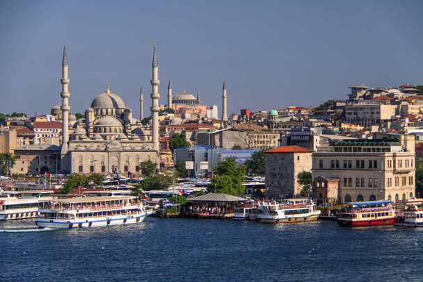 Itanbul-Türkiye 'nin tarihi bölümünde tur tekneleri - Fotoğraf, Görsel
