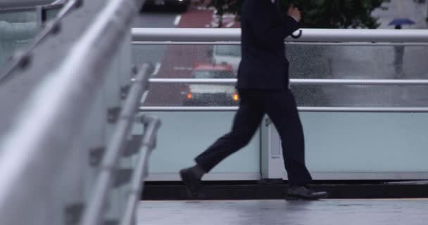 Un rallentatore di persone che camminano per strada in città - Filmati, video