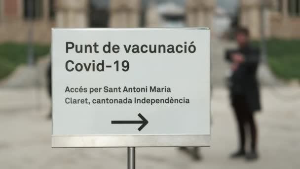 Vaccination point direction sign written in Spanish Language. The Old Hospital de la Santa Creu. Barcelona. Spain - Footage, Video