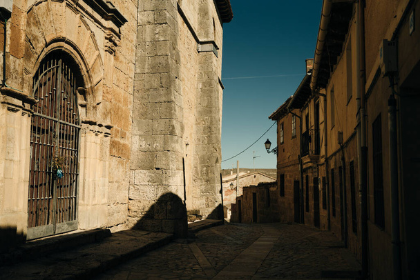 pèlerins marchant dans une rue dans la ville de Castrojeriz, province de Burgos, Espagne -nov, 2021. Photo de haute qualité - Photo, image