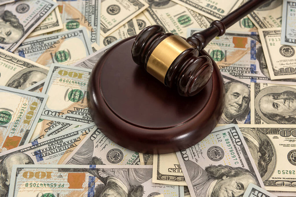 finanční soudci kladívko s dolary korupce zločiny - Fotografie, Obrázek