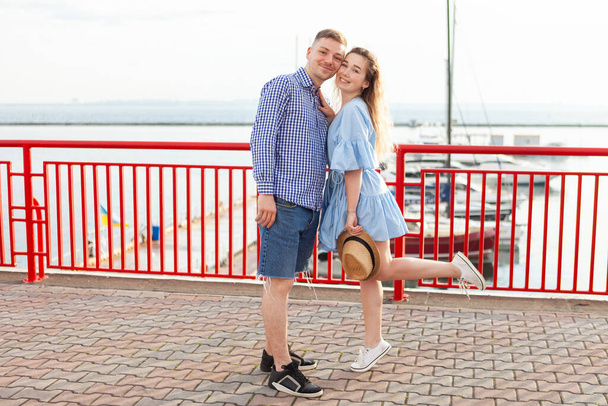すべての瞬間を一緒に楽しむ。恋に若いカップル一緒に海港を歩く時間を過ごす。ロマンチックで愛の概念 - 写真・画像