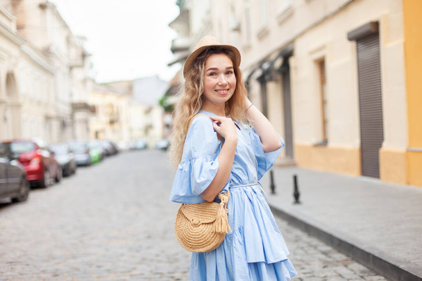 Söpö nuori nainen hattu ja mekko on hauskaa Euroopan kadulla - Valokuva, kuva