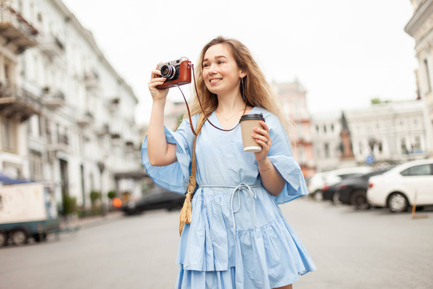 Nuori söpö nainen turisti kameran kanssa kaupungissa - Valokuva, kuva