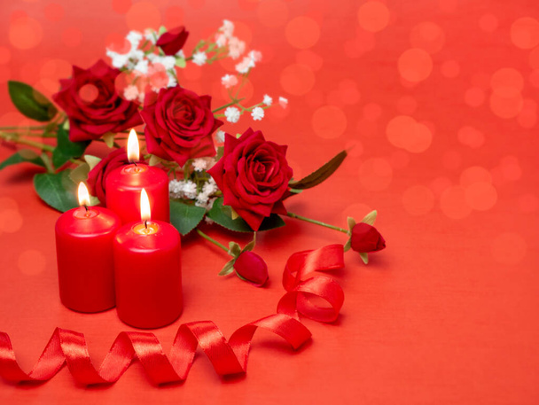 Svíčky, stuha a krásné květiny na svátky. Slavnostní koncept na Valentýna, Den matek nebo narozeniny - Fotografie, Obrázek