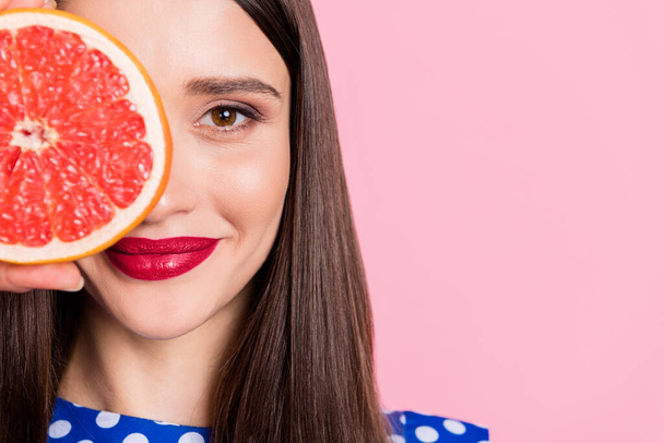 Vágott fotó fiatal vonzó nő boldog pozitív mosoly közeli fedél szem grapefruit elszigetelt felett pasztell szín háttér - Fotó, kép