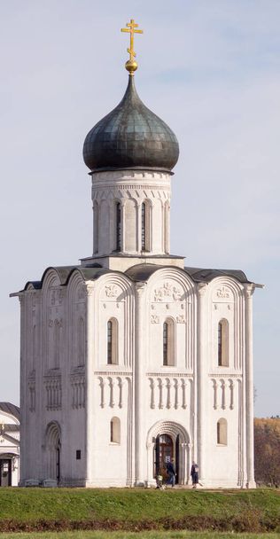Iglesia de la intercesión en la vista Nerl hacia arriba desde el lado th - Foto, Imagen