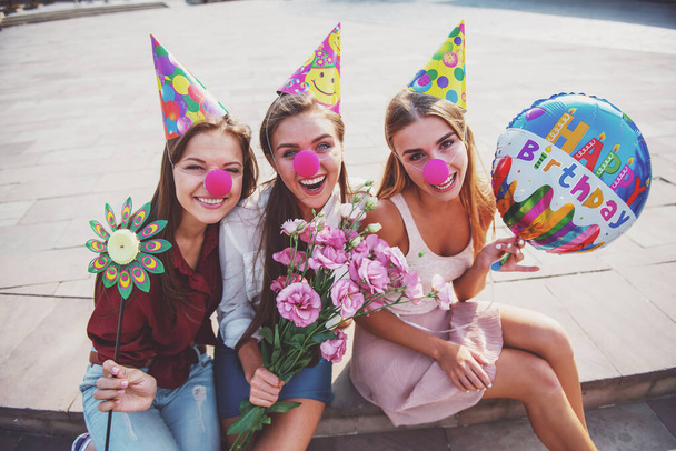 Τρεις όμορφες νεαρές γυναίκες που γιορτάζετε γενέθλια, σε εξωτερικούς χώρους - Φωτογραφία, εικόνα