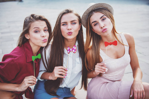 Três belas jovens mulheres comemorando um aniversário, ao ar livre
 - Foto, Imagem