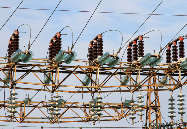 yüksek gerilim kabloları ile bir güç bitki izolatörler - Fotoğraf, Görsel