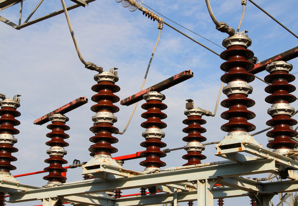 conmuta en una central eléctrica con cables de alta tensión
 - Foto, Imagen