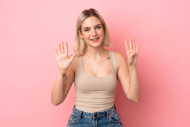 Jovem caucasiana isolada em fundo rosa contando nove com os dedos - Foto, Imagem