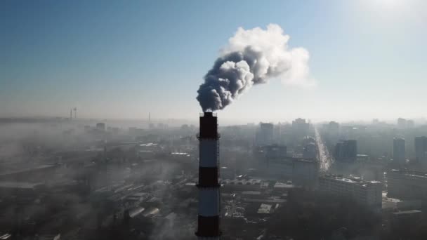 Vista aérea de drones de humo industrial procedente del tubo de la fábrica de tubos. Ciudad idea contaminación - Metraje, vídeo