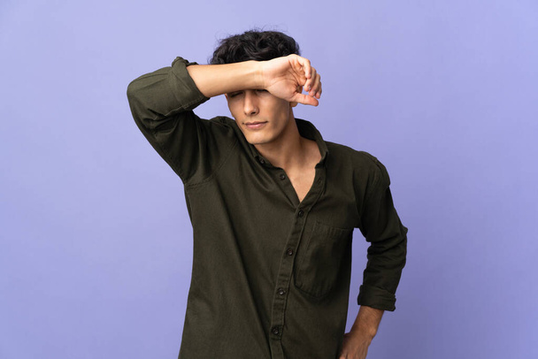 Νεαρός Αργεντίνος απομονωμένος σε φόντο που καλύπτει τα μάτια με τα χέρια - Φωτογραφία, εικόνα