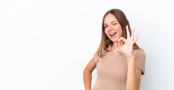 fiatal litván nő elszigetelt fehér háttér mutató ok jel ujjakkal - Fotó, kép