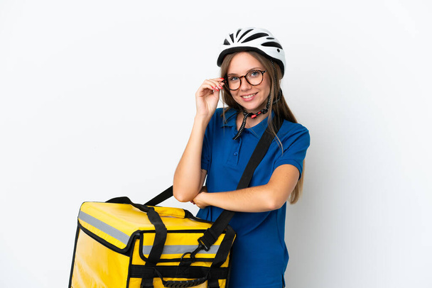 Litván nő termál hátizsák szemüveggel és boldog - Fotó, kép
