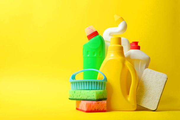 conjunto de produtos de limpeza em um fundo colorido close-up com um lugar para texto - Foto, Imagem