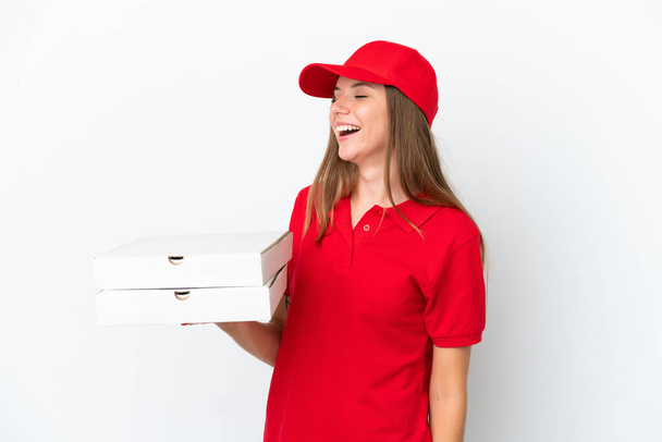 Consegna pizza donna lituana isolata su sfondo bianco ridendo in posizione laterale - Foto, immagini