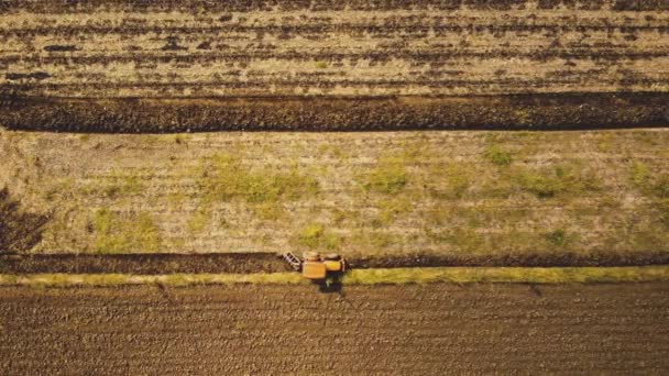 Drone Point of View művelt mezőgazdasági területek ültetésére traktor előkészítő talaj, ipari mezőgazdaság, légi kilátás, Mezőgazdasági technológia - Felvétel, videó
