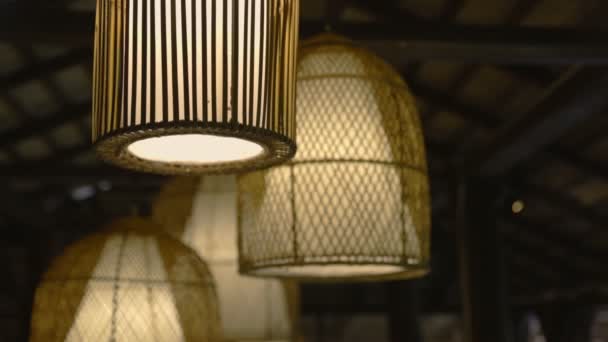 Лампы из ротанга висят в столовой - Кадры, видео