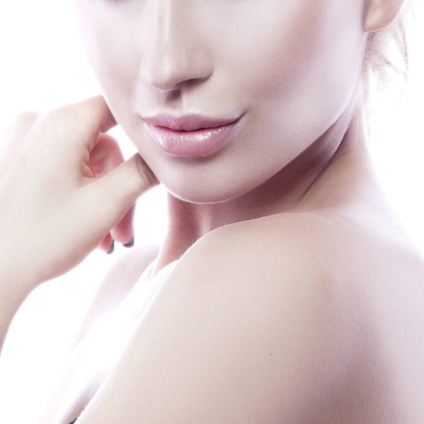 Красивая молодая кавказская девушка крупным планом с чистой кожей и идеальными губами, макияжем. Женский портрет - Фото, изображение
