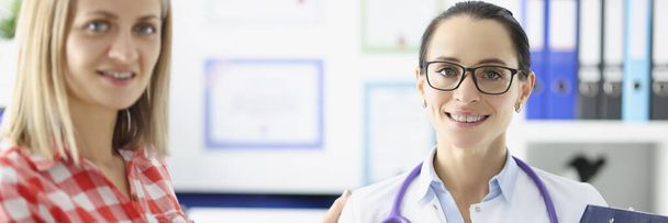 Medico donna mano stretta di mano di paziente e sorridente - Foto, immagini